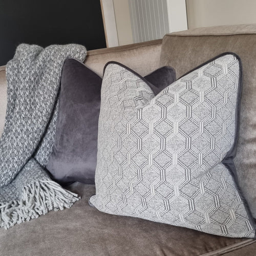 Lanark grey  /  contrasting velvet piping