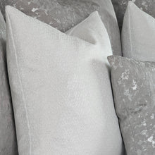 Load image into Gallery viewer, Glamour bed set of 6 / Silver &amp; white cushions