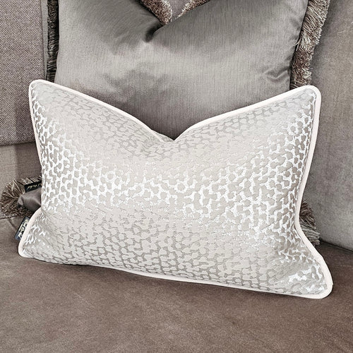 Bella oyster/ cream velvet piping