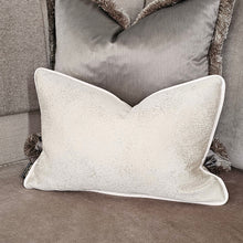 Load image into Gallery viewer, Talis gold/ cream velvet piping