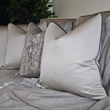 Load image into Gallery viewer, Chess truffle/ truffle piping