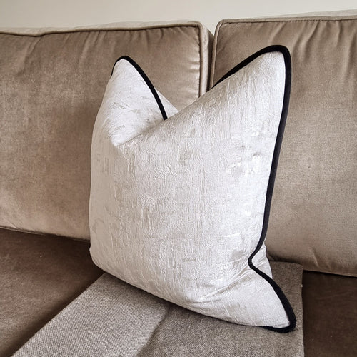 Remona cream/ plush velvet piping