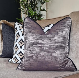 Carter-cushion with contrasting black piping