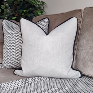 Atlanta Black / natural /set 5 cushions