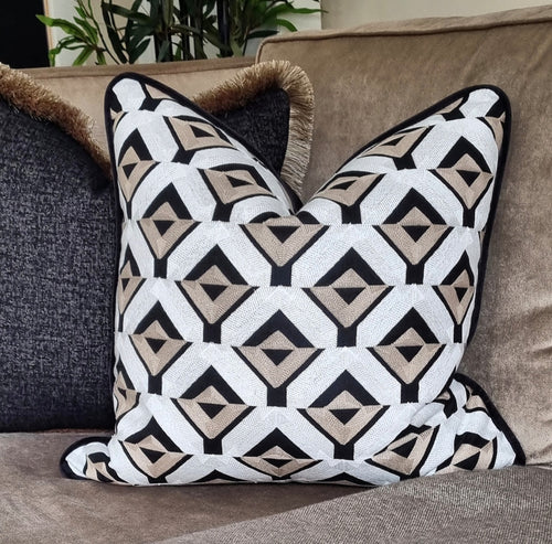 Carter-cushion with contrasting black piping